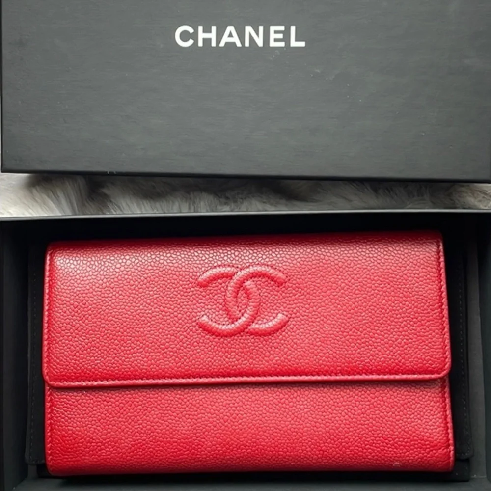 Authentic Chanel caviar red clutch / wallet in pristine condition. - Picture 1 of 11